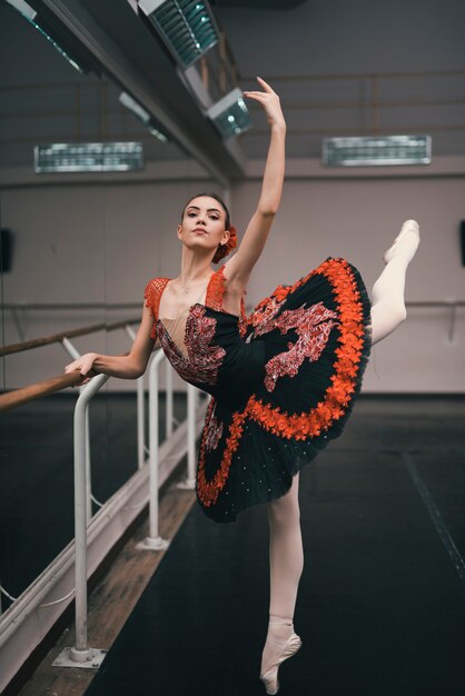 Junger weiblicher Tänzer des klassischen Balletts übend im Tanzstudio