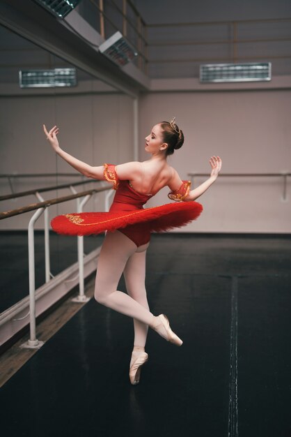 Junger weiblicher Tänzer des klassischen Balletts übend im Tanzstudio