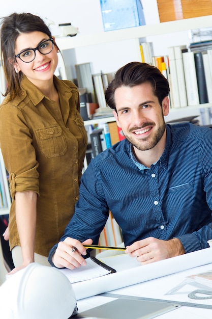 Junges Architekt Team im Büro arbeiten