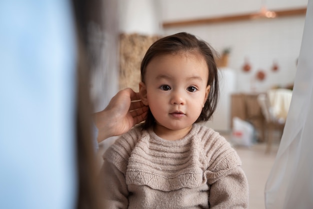 Kostenloses Foto junges asiatisches mädchen zu hause genießt die kindheit