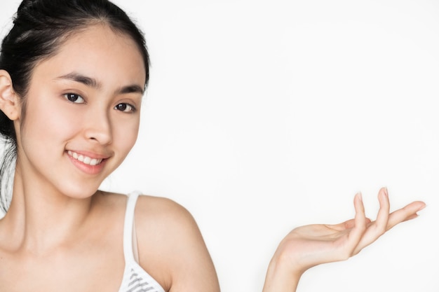 Junges asiatisches Mädchenporträt lokalisierte skincare und Wohlkonzept