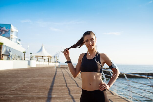 junges Fitnessmädchen bereit für Sportübungen am Meer