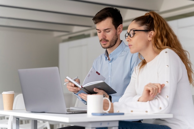 Junges Geschäftsteam, das im Büro zusammenarbeitet