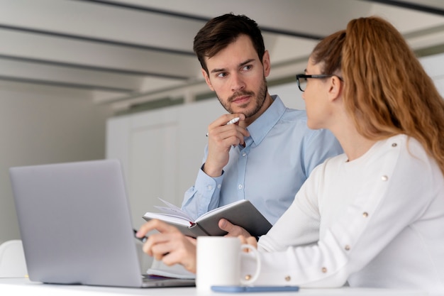 Junges Geschäftsteam, das im Büro zusammenarbeitet