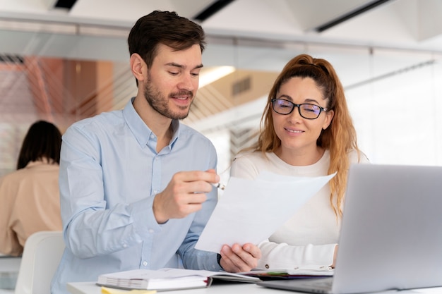 Junges Geschäftsteam, das im Büro zusammenarbeitet