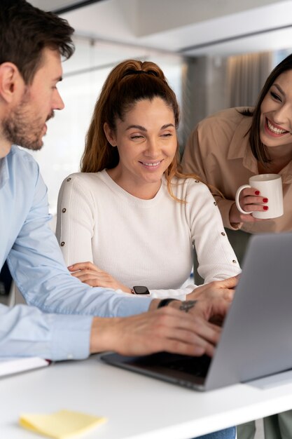 Junges Geschäftsteam, das im Büro zusammenarbeitet