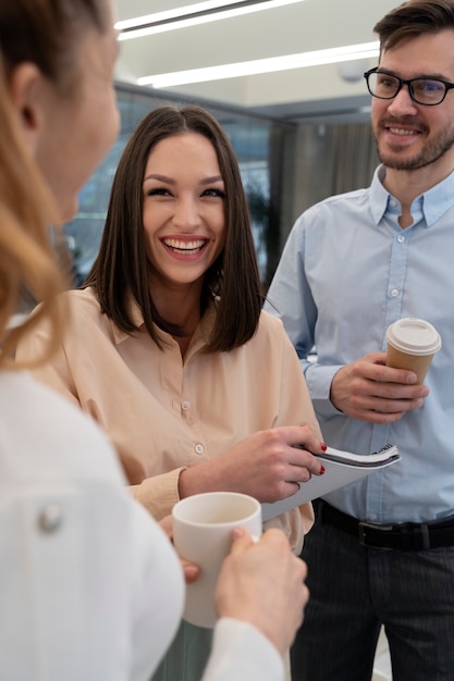 Junges Geschäftsteam, das im Büro zusammenarbeitet