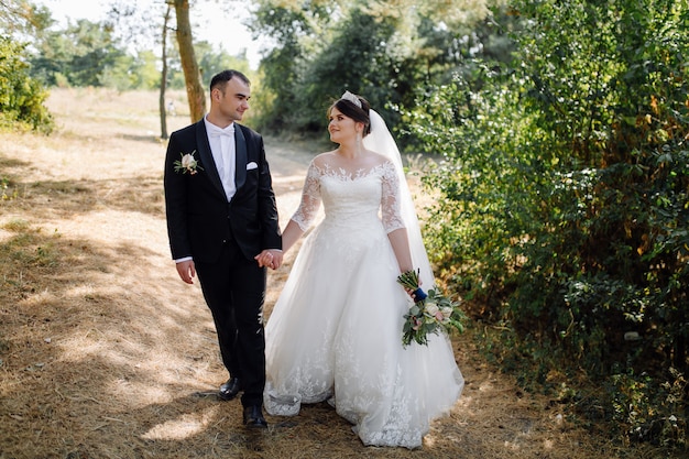 Junges glückliches Hochzeitspaar. Kaukasische Braut und Bräutigam umarmen