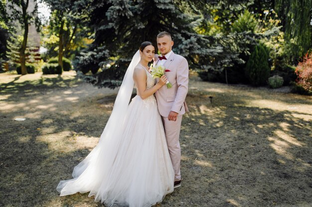 Junges glückliches Hochzeitspaar. Kaukasische Braut und Bräutigam umarmen