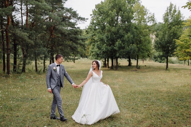 Junges glückliches Hochzeitspaar. Kaukasische Braut und Bräutigam umarmen