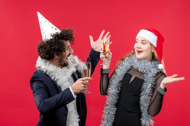 Junges glückliches Paar, das Neujahrsfeiertags-Weihnachtsliebe feiert