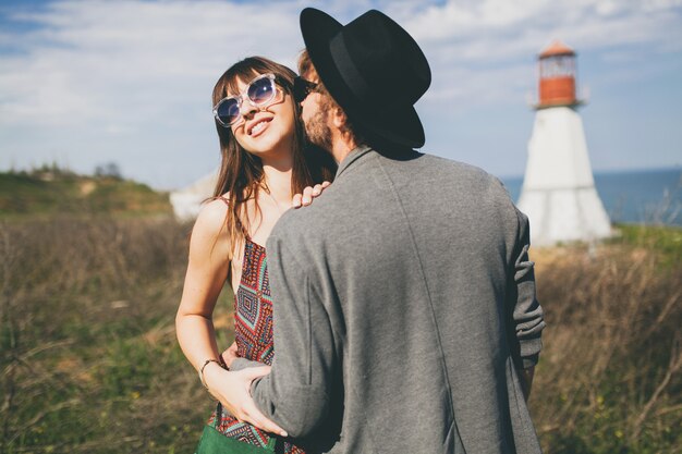 Junges Hipsterpaar, das in der Landschaft aufwirft