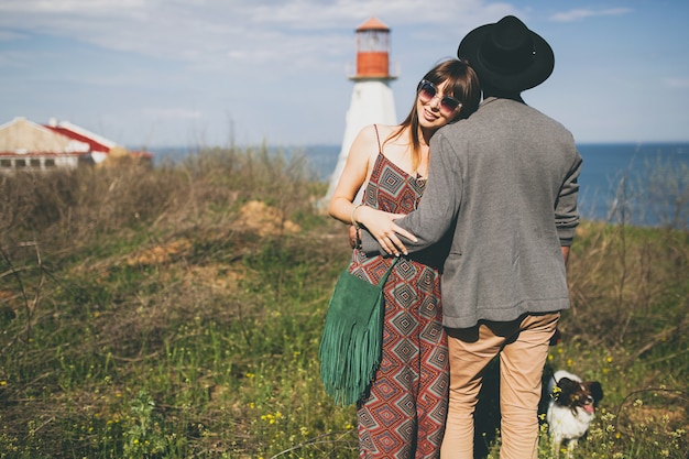 Junges Hipsterpaar, das in der Landschaft aufwirft