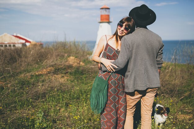 Junges Hipsterpaar, das in der Landschaft aufwirft