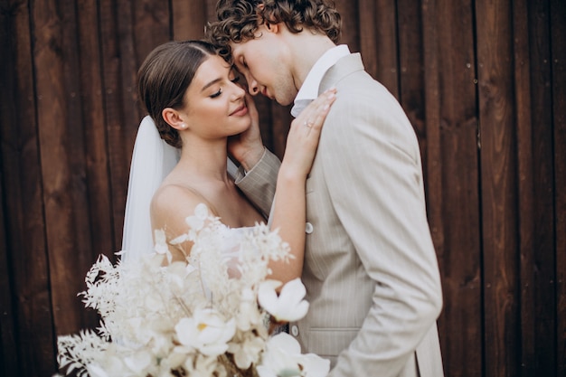 Junges Hochzeitspaar auf ihrer Hochzeit