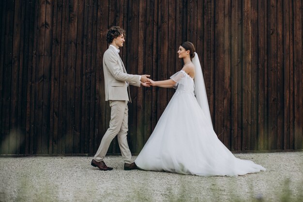 Junges Hochzeitspaar auf ihrer Hochzeit