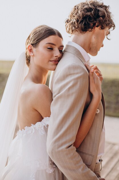 Junges Hochzeitspaar auf ihrer Hochzeit