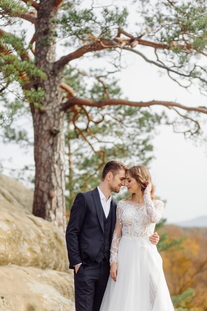 Junges Hochzeitspaar, das romantische Momente genießt