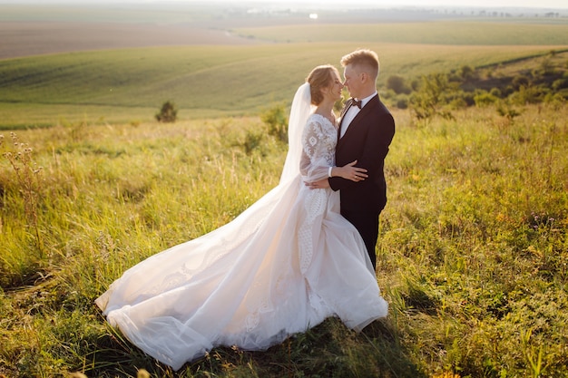 Junges Hochzeitspaar, das romantische Momente genießt