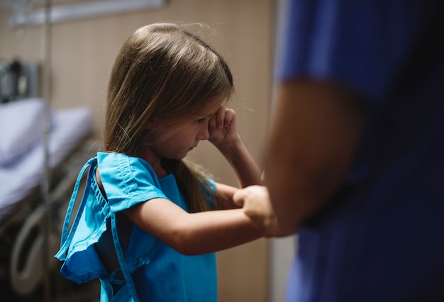 Junges kaukasisches Mädchen, das in einem Krankenhaus bleibt