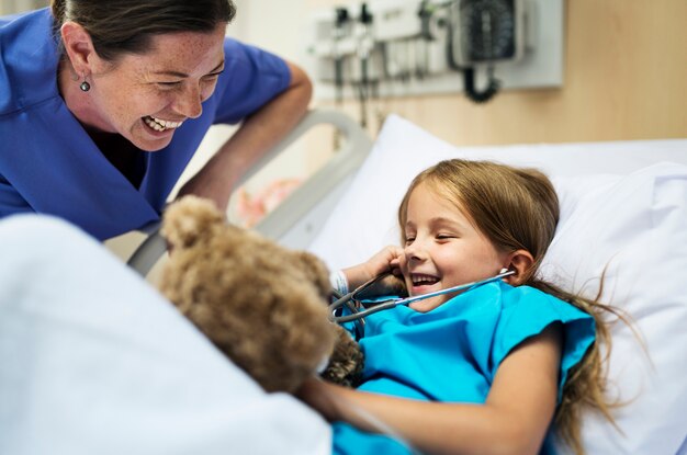 Junges krankes Mädchen, das in einem Krankenhaus bleibt