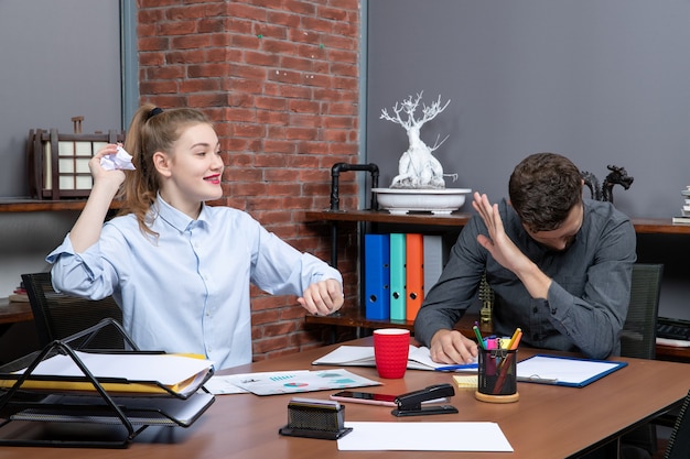 Junges lustiges Büroteam, das seine Pausenzeit in der Büroumgebung genießt