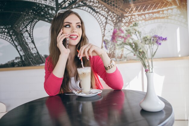 Junges Mädchen am Telefon zu sprechen lächelnd