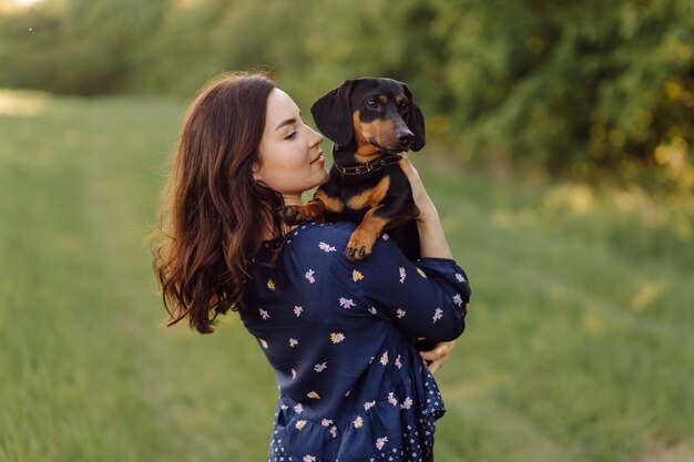 Junges Mädchen auf einem Spaziergang mit ihrem Welpen