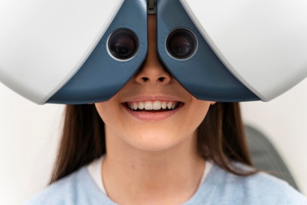 Junges Mädchen bei Augen konsultieren