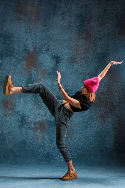 Junges Mädchen Breakdance an der Wand