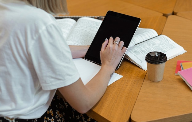 Junges mädchen, das an der bibliothek liest