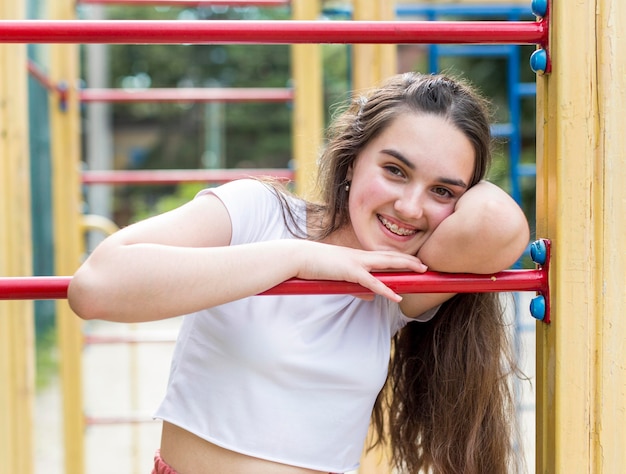 Junges Mädchen, das draußen im Park aufwirft