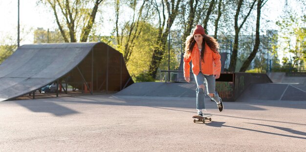 Junges Mädchen, das draußen vollen Schuss skatet