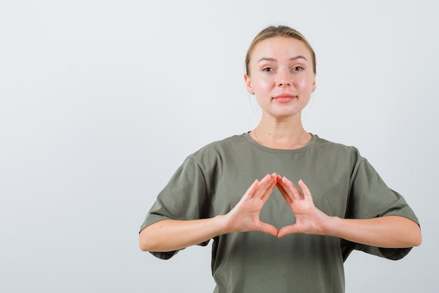 Junges Mädchen, das ein Dreieck-Handzeichen auf weißem Hintergrund zeigt