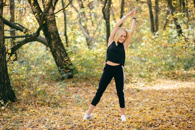 Junges mädchen, das in herbstpark geht