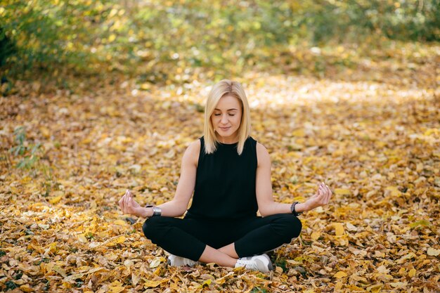 junges Mädchen, das in Herbstpark geht