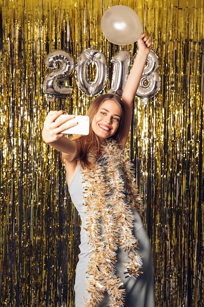 Junges Mädchen, das selfie auf Neujahrsparty nimmt