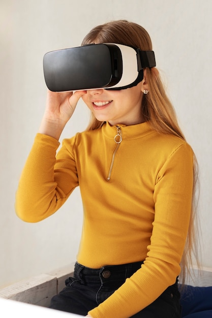 Junges Mädchen, das VR-Brille ausprobiert und Spaß hat