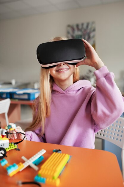 Junges Mädchen, das VR-Brille ausprobiert und Spaß hat