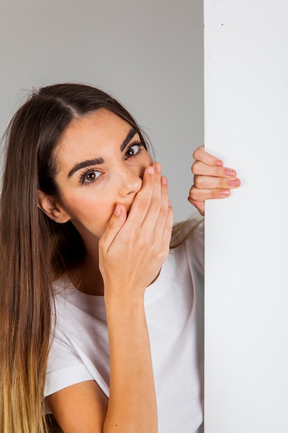 Kostenloses Foto junges mädchen erzählt ein geheimnis