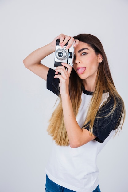 Junges Mädchen fotografiert und scherzt