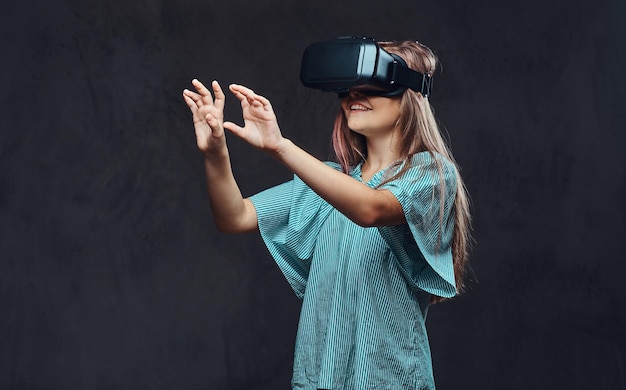 Junges Mädchen gekleidet lässig mit Virtual-Reality-Brille. Getrennt auf dunklem strukturiertem Hintergrund.