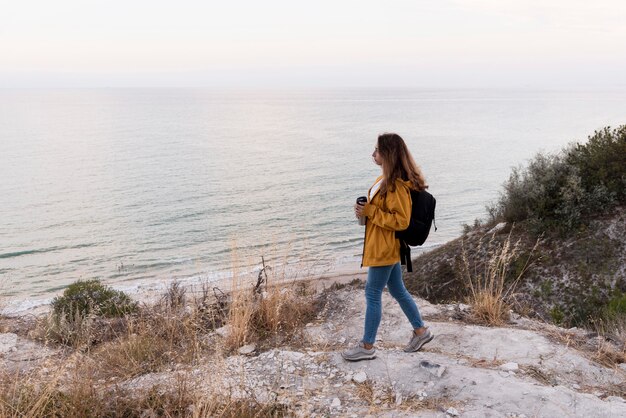 Kostenloses Foto junges mädchen genießt reise