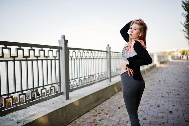 Junges Mädchen hat das Training und macht Übungen im Freien Sport Fitness Street Workout Konzept