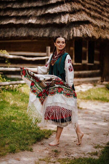 Junges Mädchen in einem bunten traditionellen ukrainischen Kleid tanzt auf die Straße