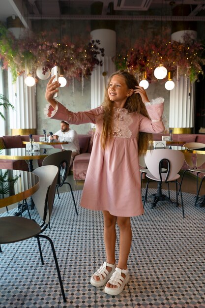 Junges Mädchen macht ein Selfie im Restaurant