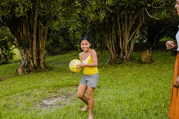 Junges Mädchen mit Ball