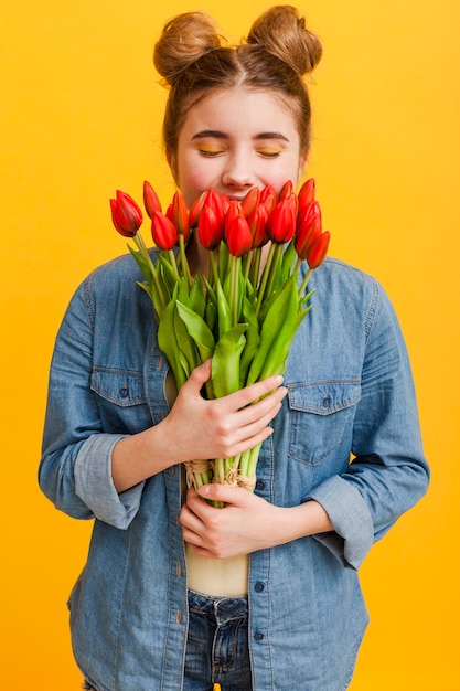 Junges Mädchen mit Blumen