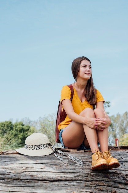 Kostenloses Foto junges mädchen mit dem hut, der weg schaut