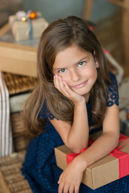 Junges Mädchen mit einem Geschenk